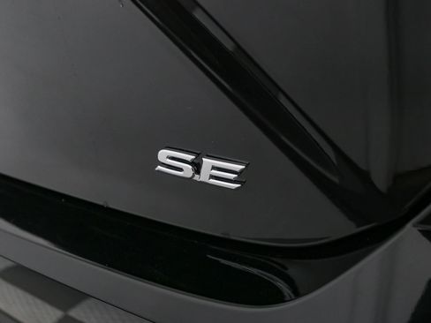 Used 2025 Toyota Camry SE w/ Convenience Package image 11