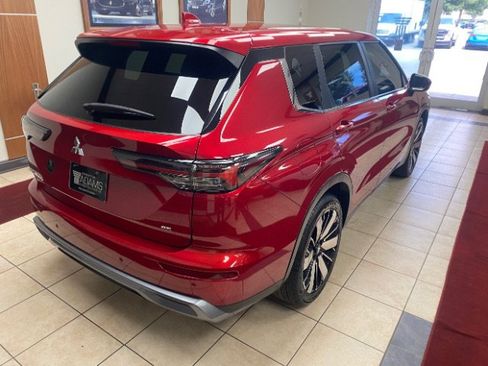 Used 2025 Mitsubishi Outlander SE FWD image 2