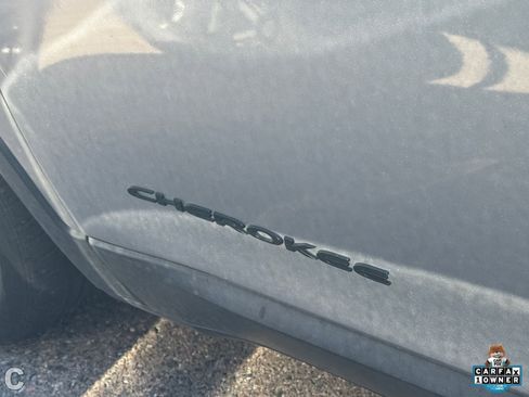 Used 2017 Jeep Cherokee Sport FWD image 15