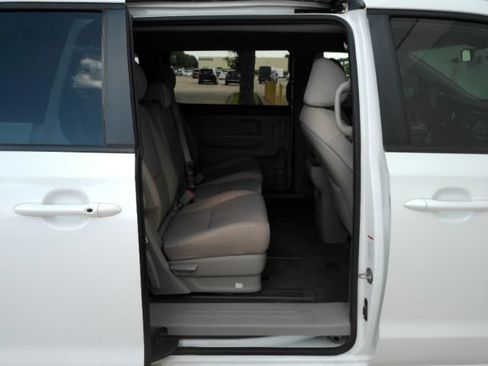 Used 2021 Kia Sedona LX FWD image 23