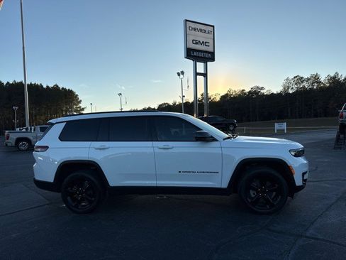 Used 2023 Jeep Grand Cherokee L Laredo image 2