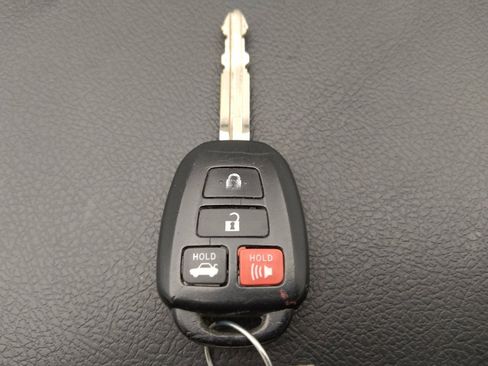 Used 2017 Toyota Camry SE image 32