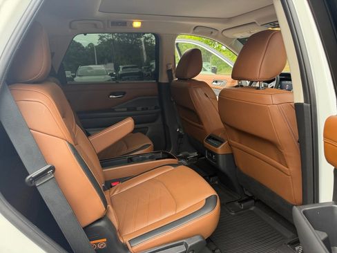 Certified 2024 Nissan Pathfinder Platinum FWD image 33