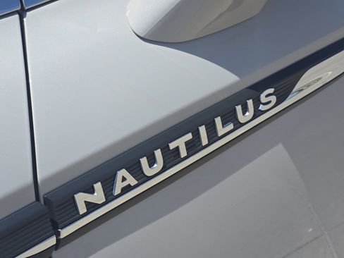 Used 2022 Lincoln Nautilus FWD w/ Premium Package image 13