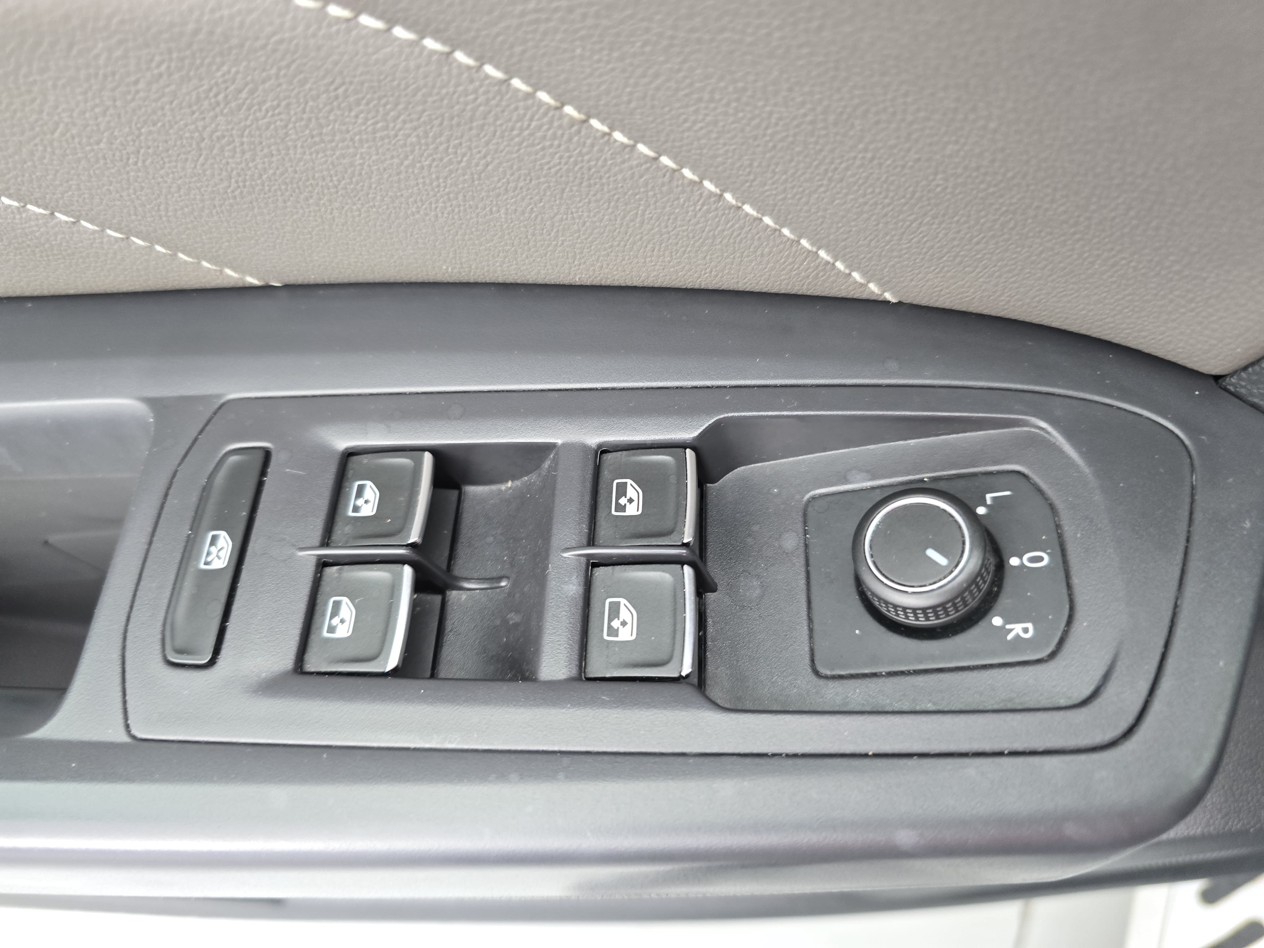 Used 2021 Volkswagen Atlas SE FWD image 29