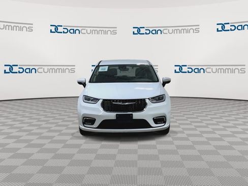 Used 2023 Chrysler Pacifica Touring-L FWD image 3