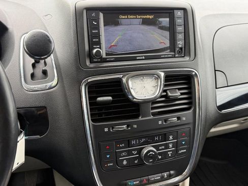 Used 2014 Chrysler Town & Country Touring-L FWD image 21