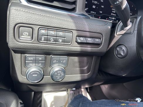 Used 2023 GMC Yukon XL Denali AWD/4WD image 33