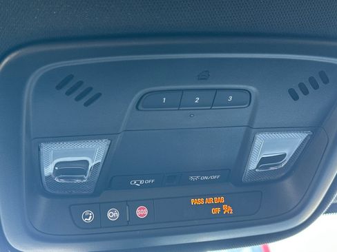 Used 2023 Chevrolet Traverse LT image 24