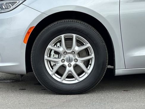 Certified 2024 Chrysler Pacifica Touring-L image 26