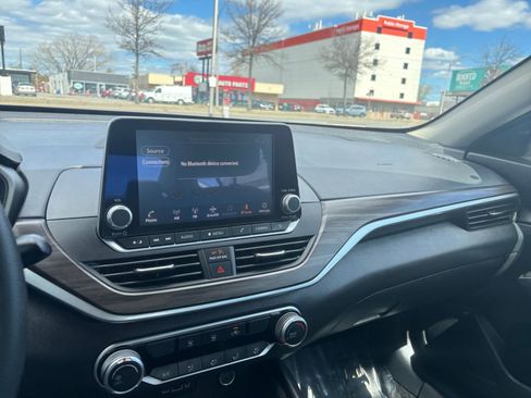 Used 2025 Nissan Altima 2.5 SV FWD image 34