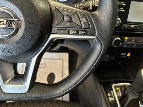 Used 2017 Nissan Rogue SV FWD image 12