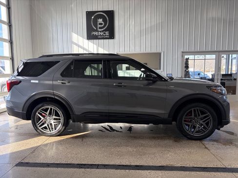 Used 2025 Ford Explorer ST-Line w/ ST-Line Street Pack image 6
