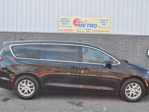 Used 2024 Chrysler Pacifica Touring-L image 1