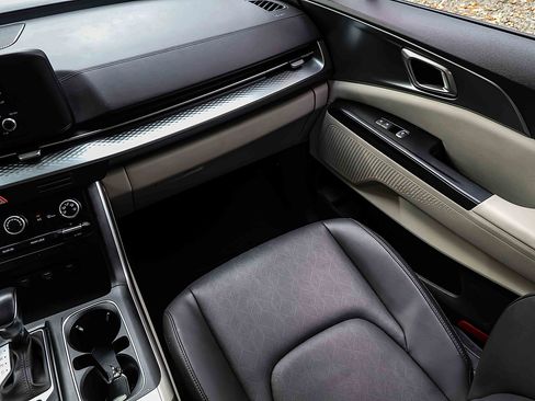 Certified 2023 Kia Carnival LX image 18