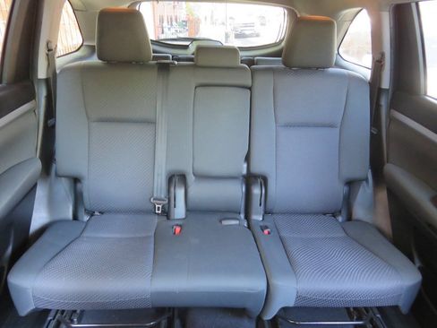 Used 2019 Toyota Highlander LE AWD/4WD image 22