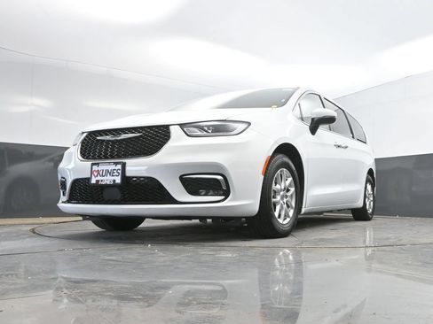 Used 2023 Chrysler Pacifica Touring-L FWD image 36