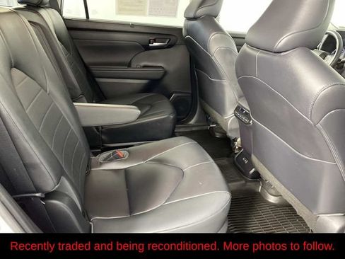Used 2023 Toyota Highlander XLE AWD/4WD image 11