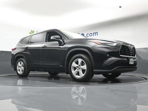 Used 2023 Toyota Highlander LE AWD/4WD image 28