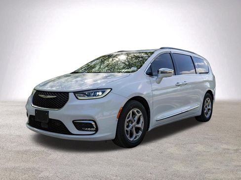 Used 2022 Chrysler Pacifica Limited w/ Uconnect Theater Family Group image 5