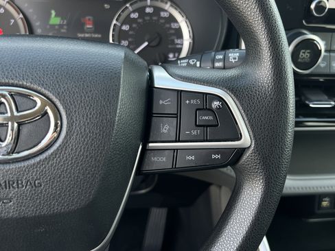 Used 2023 Toyota Highlander L image 18