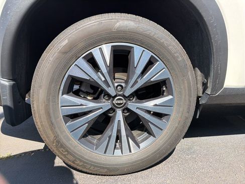 Used 2023 Nissan Rogue SV w/ SV Premium B Package FWD image 9