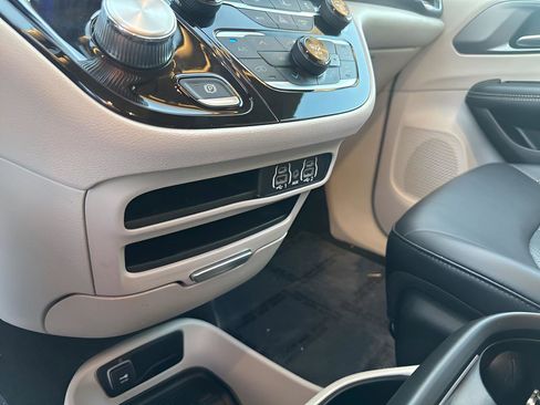 Certified 2024 Chrysler Pacifica Touring-L image 35