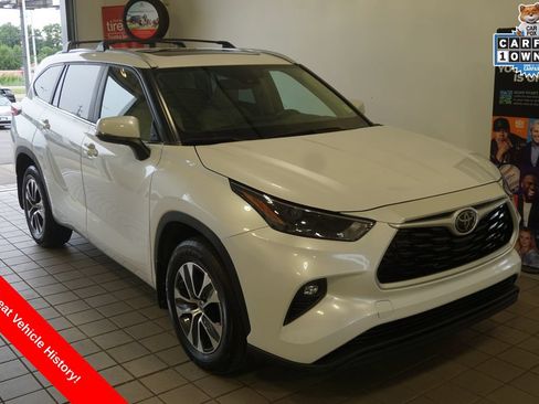 Used 2023 Toyota Highlander XLE AWD/4WD image 1