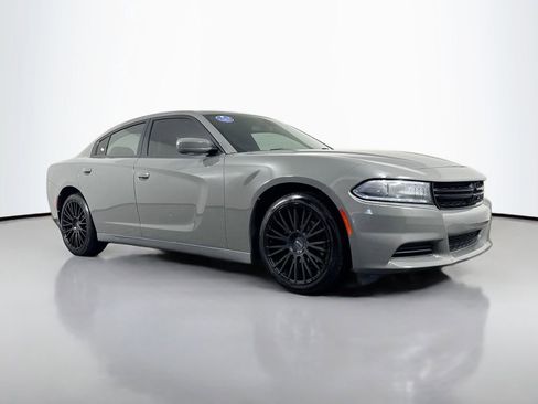 Used 2019 Dodge Charger SXT RWD image 3