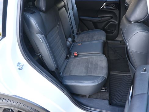 Used 2023 Mitsubishi Outlander SE image 20