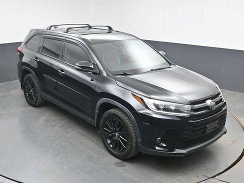 Used 2019 Toyota Highlander SE w/ Nightshade Edition FWD image 13