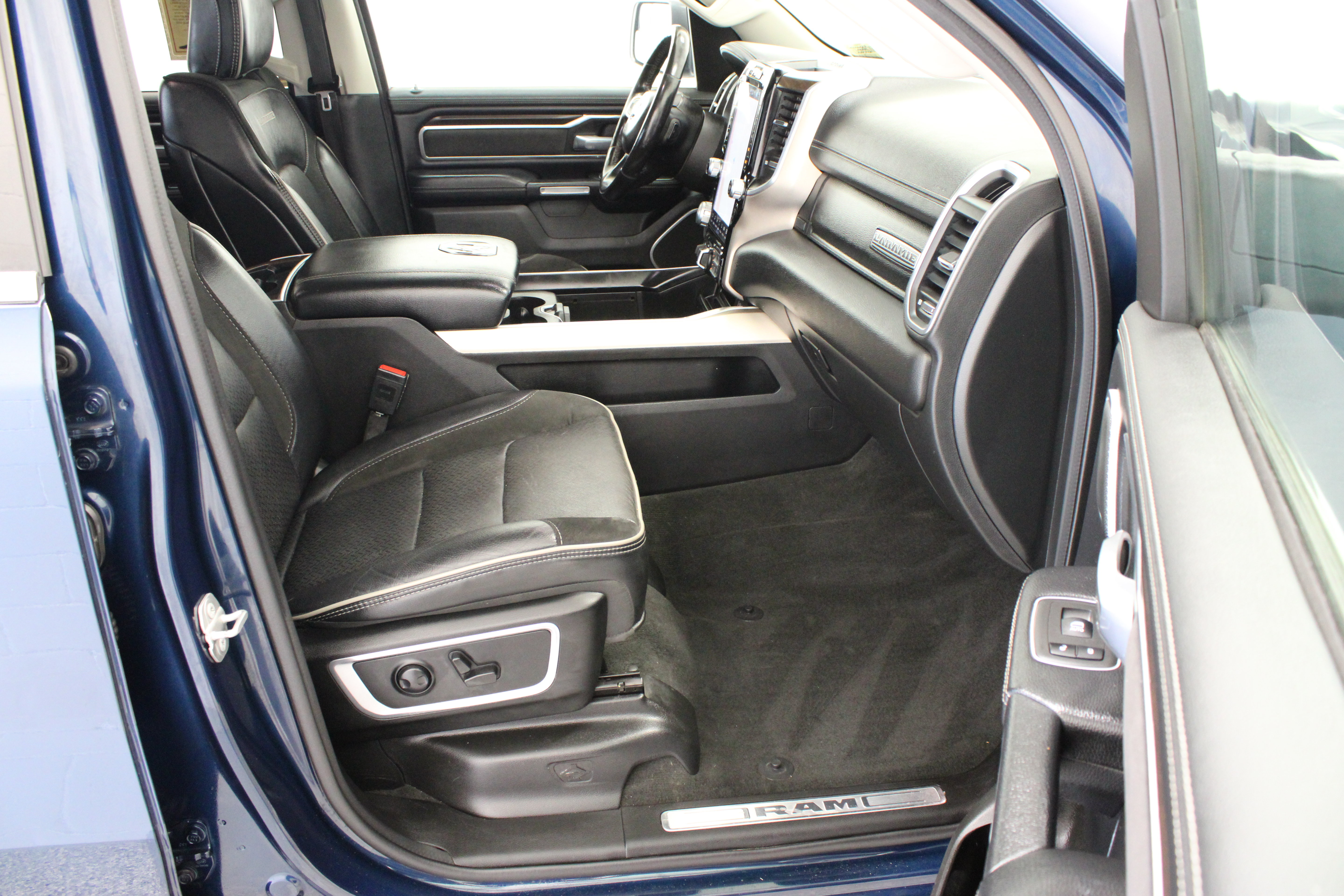 Used 2022 RAM 1500 Laramie AWD/4WD image 38