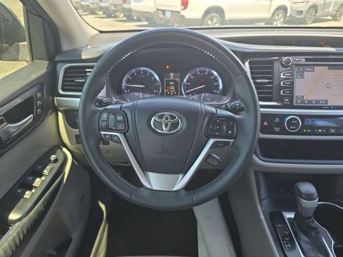 Used 2014 Toyota Highlander Limited w/ Driver Technology Package FWD image 10