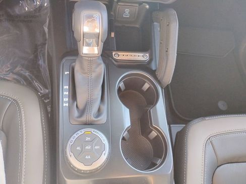 New 2025 Ford Bronco Outer Banks w/ Sasquatch Package image 29