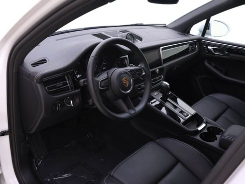 Used 2025 Porsche Macan image 4
