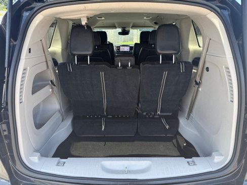 Used 2023 Chrysler Pacifica Touring-L FWD image 16