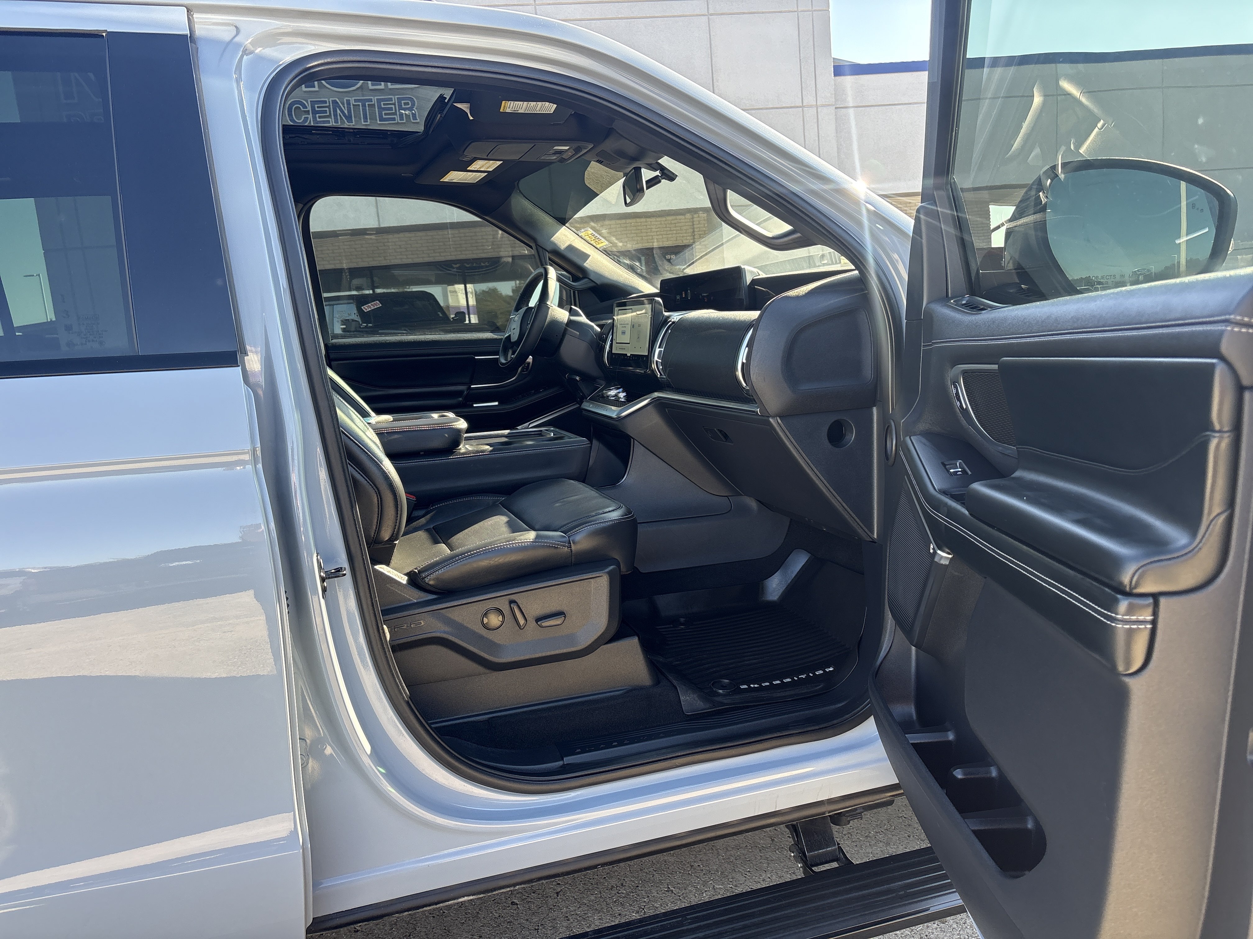 Used 2025 Ford Expedition Platinum w/ Stealth Appearance Package AWD/4WD image 13