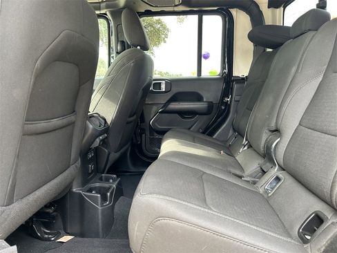 Used 2023 Jeep Gladiator Overland image 15