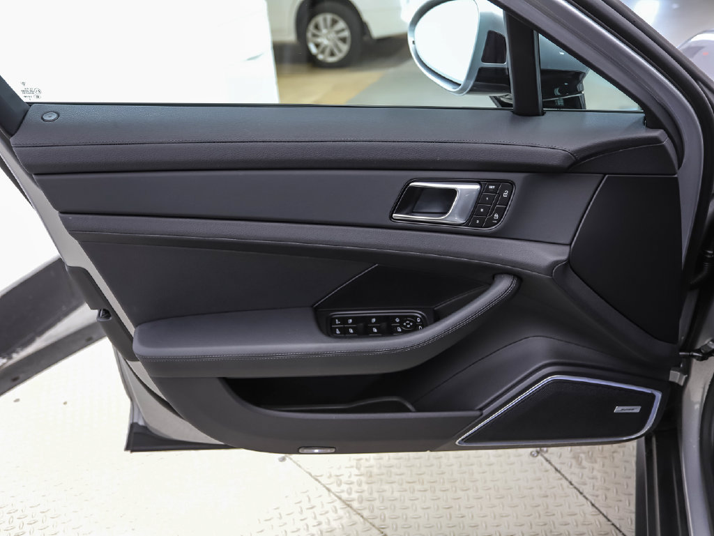 Used 2023 Porsche Panamera 4 Platinum Edition AWD/4WD image 9