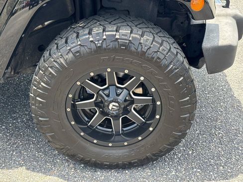 Used 2018 Jeep Wrangler Unlimited Sahara AWD/4WD image 12
