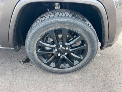 Used 2018 Jeep Grand Cherokee Altitude image 11