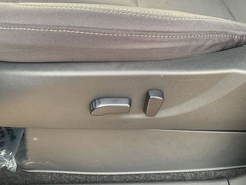 Used 2024 Nissan Frontier SV image 17