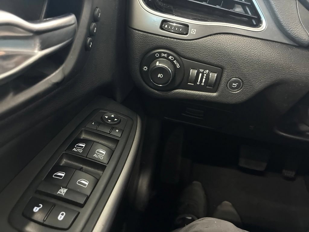 Used 2019 Jeep Cherokee Limited AWD/4WD image 16