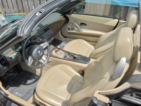 Used 2003 BMW Z4 2.5i image 13