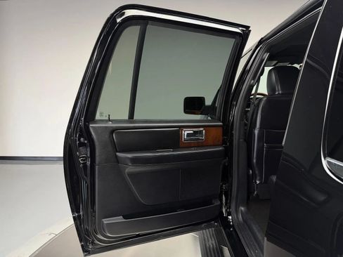 Used 2017 Lincoln Navigator L Select RWD image 19