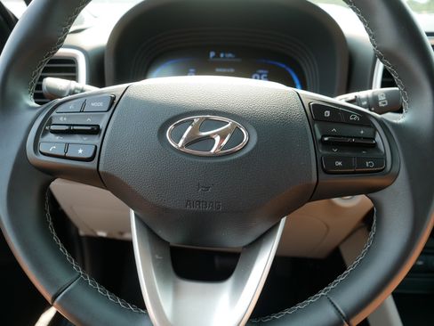 Used 2025 Hyundai Venue SEL FWD image 25