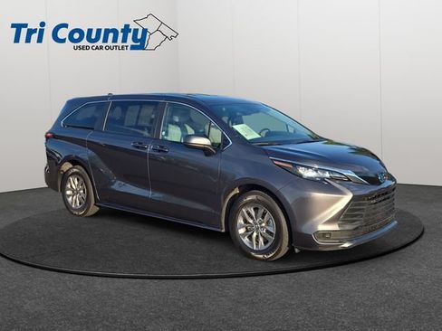 Certified 2025 Toyota Sienna LE FWD image 1