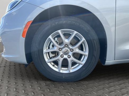 Used 2023 Chrysler Pacifica Touring-L FWD image 27
