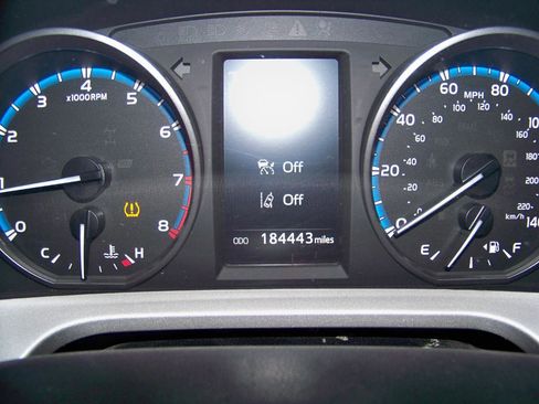 Used 2018 Toyota RAV4 XLE AWD/4WD image 23