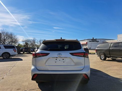 Used 2024 Toyota Highlander LE image 6